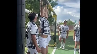 Equipo de futbol&comma; con ayuda del sol&comma; las cheves y el sudor&comma; terminan clav&aacute;ndosela entre ellos